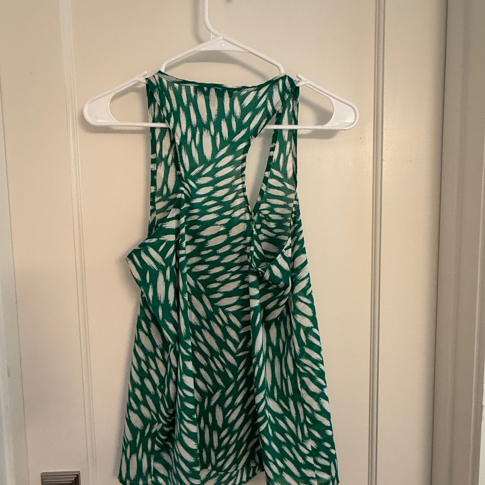 Chic Green Patterned Tank Top - Picture 2 of 3